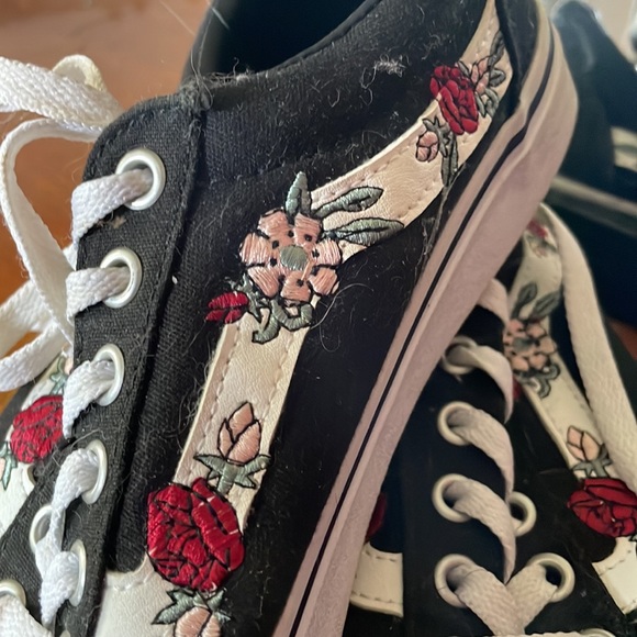 Red rose embroidered Old Skool Vans - Picture 2 of 4